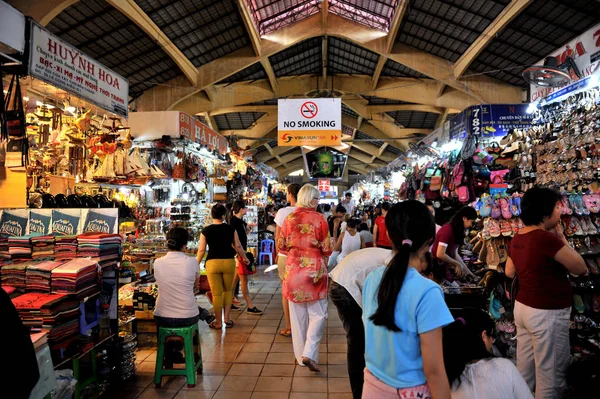 Ho Chi Ming City, Saigon, Vietnam - 08 November 2014: Ben Thanh grootste markt in het centrum van Ho Chi Minh stad. Vietnam — Stockfoto