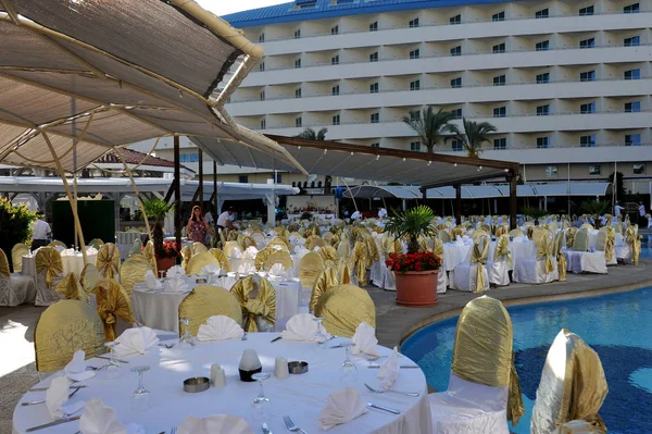 Side, Turquía - 16 de abril de 2014: Lujoso hotel de 5 estrellas Crystal Admiral Resort en Side. Es un destino turístico popular . — Foto de Stock