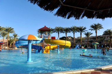Hurghada, Mısır - 14 Ekim 2013: kimliği belirsiz kişi yüzmek ve Mısır'daki Lüks Tropikal Resort'ta yüzme havuzunda güneşlenin. Hurghada, Mısır.