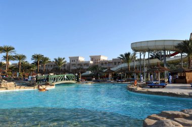 Hurghada, Mısır - 14 Ekim 2013: kimliği belirsiz kişi yüzmek ve Mısır'daki Lüks Tropikal Resort'ta yüzme havuzunda güneşlenin. Hurghada, Mısır.