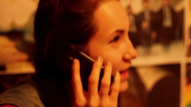 Fille parle au téléphone sur un fond coloré émotionnellement — Video