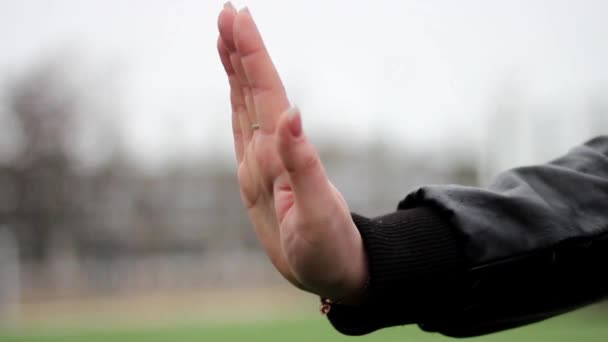 Jongen raakte in de Hand en uitwerken van Kick — Stockvideo