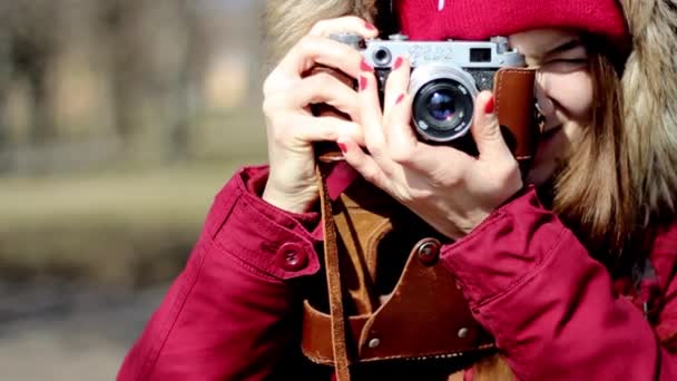 Mulher-Fotógrafo está fotografando paisagem e está fazendo boas fotos — Vídeo de Stock