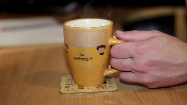 La mano del hombre está en el marco, que toma una taza de café en casa — Vídeos de Stock