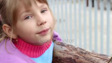 Güzel bebek kamera ve gösterilen duygular arıyor
