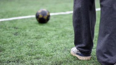 Adam yeşil bir alana kapıya futbol sahasının Hits