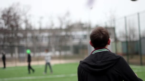 Boy se para en la puerta del fútbol, y se mueve de lado a lado en Ucrania — Vídeos de Stock