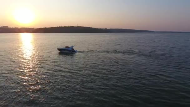 4k Vista aérea del paseo nocturno en un yate . — Vídeos de Stock