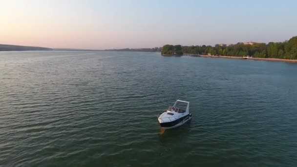 4k luchtfoto van avond lopen op een jacht. — Stockvideo