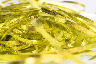 Soyut bir arkaplan dokusu olarak altın renkli süslemelerle kaplı bir yüzey. Bokeh etkisi.