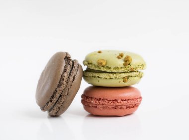 Fransız renkli badem kurabiyeleri. Üç tatlı izole edilmiş. Yakın plan fotoğraf..