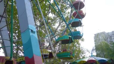 Moldova Chisinau. Sonbahar. Mavi gökyüzü arka plan üzerinde Lunaparktaki dönme dolap.