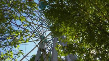 Moldova Chisinau. Sonbahar. Mavi gökyüzü arka plan üzerinde Lunaparktaki dönme dolap.