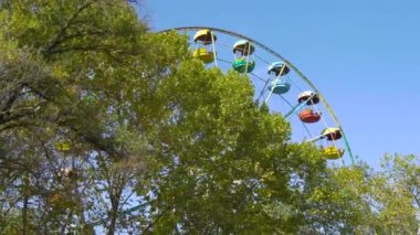 Moldova Chisinau. Sonbahar. Mavi gökyüzü arka plan üzerinde Lunaparktaki dönme dolap.