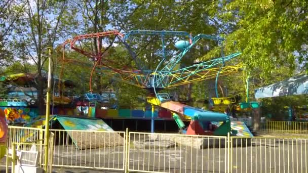 Moldova Chisinau. Sonbahar. Mavi gökyüzü arka plan üzerinde Lunaparktaki dönme dolap. — Stok video