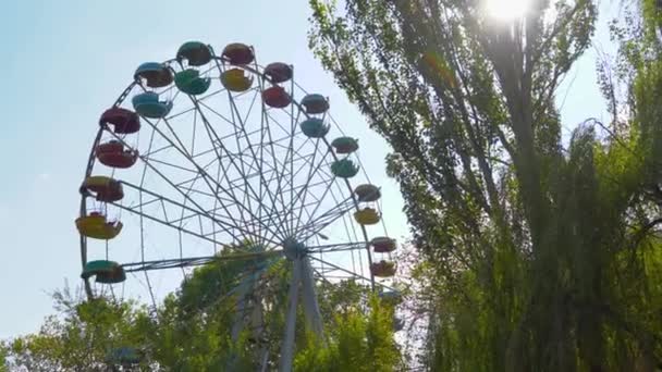 Moldavsko Kišiněv. Na podzim. Ruské kolo v zábavním parku na pozadí modré oblohy. — Stock video