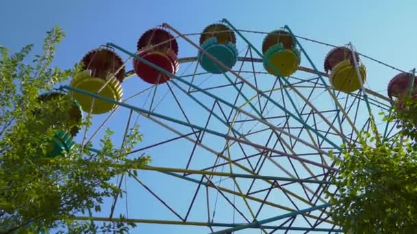 Moldova Chisinau. Autumn. Ferris Wheel in an Amusement Park on a Background of Blue Sky. — Stock Video