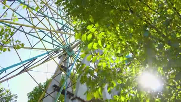 モルドバ キシナウ。秋。青空を背景に遊園地の観覧車. ロイヤリティフリーのストック動画