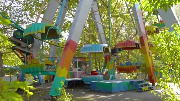 Moldova Kisinyov. Ősszel. Óriáskerék egy vidámparkban a háttér a kék ég. — Stock videók