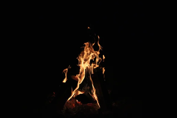 Hoguera en un camping en la cálida noche de verano — Foto de Stock