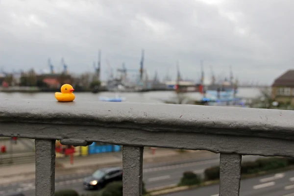 Hamburg liman üzerinde arka plan üzerinde küçük plastik ördek