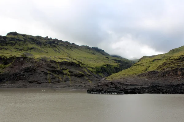 Nehri yakınında karanlık görünümü