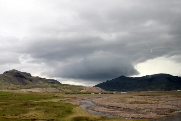 Grauer Himmel in der Nähe der Berge — Stockfoto