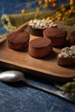 Tahta tabakta çikolatalı yer mantarı.