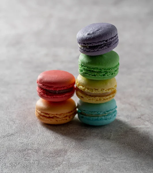 Differnt color macaroons on a marble background — Stock Photo, Image