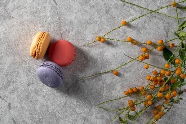 Differnt color macaroons on a marble background — Stock Photo, Image