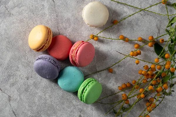 Differnt color macaroons on a marble background — Stock Photo, Image