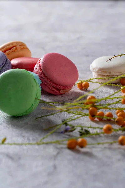 Differnt color macaroons on a marble background — Stock Photo, Image