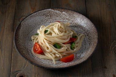 Yumurtalı erişte, domates ve fesleğen.