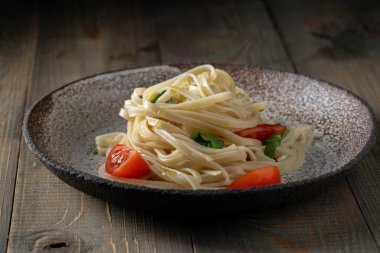 Yumurtalı erişte, domates ve fesleğen.