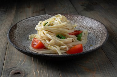 Yumurtalı erişte, domates ve fesleğen.