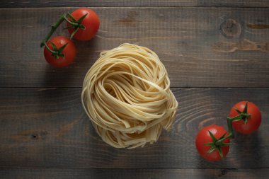 Tahtada domatesli çiğ yumurta eriştesi.