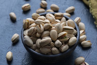 Kavrulmuş ve tuzlu fıstıklar seramik kasede