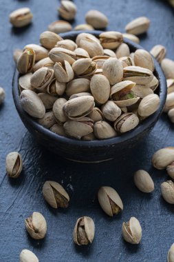 Kavrulmuş ve tuzlu fıstıklar seramik kasede