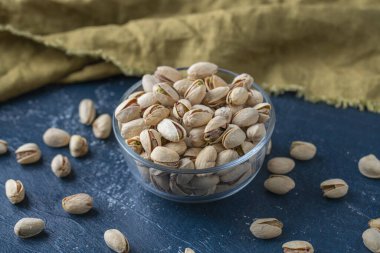 Kavrulmuş ve cam kasede tuzlu fıstıklar