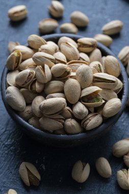 Kavrulmuş ve tuzlu fıstıklar seramik kasede