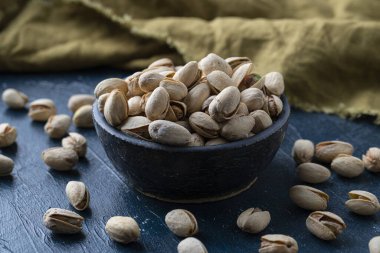 Kavrulmuş ve tuzlu fıstıklar seramik kasede