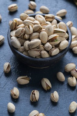 Kavrulmuş ve tuzlu fıstıklar seramik kasede