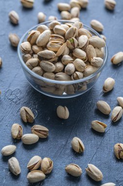 Kavrulmuş ve cam kasede tuzlu fıstıklar