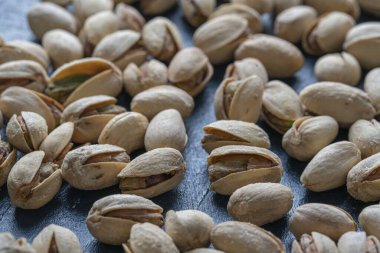 Kavrulmuş ve tuzlu antep fıstığı yığını