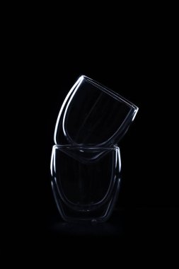 Siyah arka planda çift cam espresso bardakları