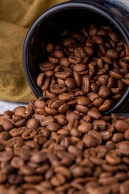 Seramik fincanda kahve çekirdekleri