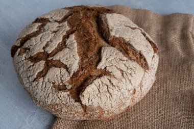 Ev yapımı taze pişmiş köy ekmeği buğday ve tam tahıl unundan yapılır.