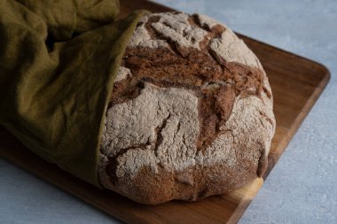 Ev yapımı taze pişmiş köy ekmeği buğday ve tam tahıl unundan yapılır.
