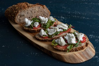 Taze pişmiş köy ekmeği ve mozzarella sandviçleri.