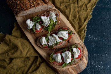 Taze pişmiş köy ekmeği ve mozzarella sandviçleri.